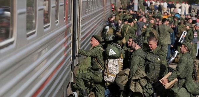 大批俄軍準備搭火車上前線。 圖 : 翻攝自墨刃戰甲