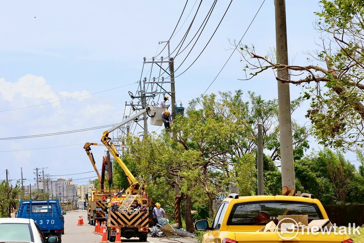 台電新營區營業處表示，截至下午1時止，新營區累計停電戶數19萬3215戶中，已有19萬885戶恢復供電，復電率達98.79%，尚有約2330戶待修復，其中以學甲區535戶與七股區372戶較多。 圖：黃博郎／攝
