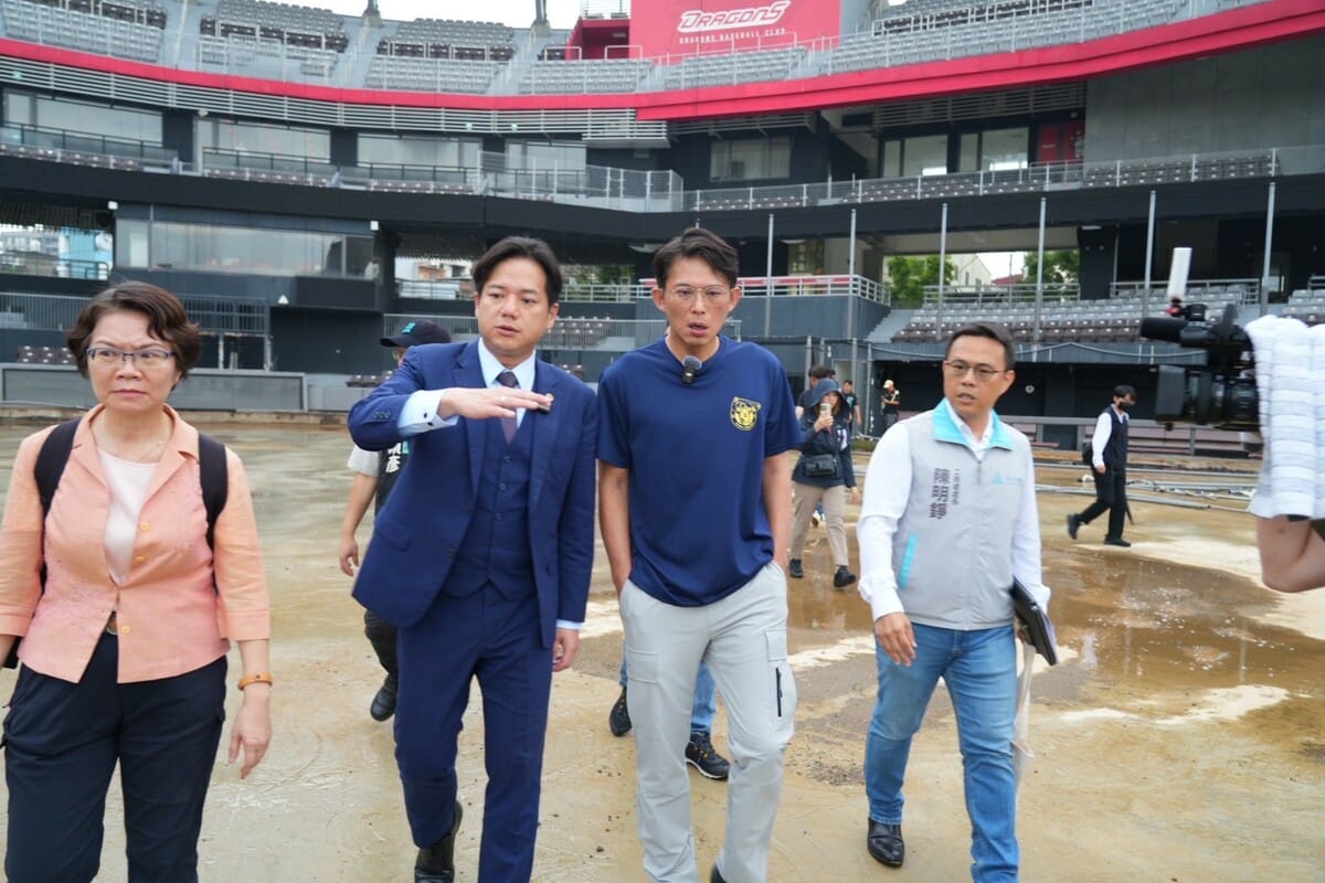 民眾黨團總召黃國昌（右2）、新竹市代理市長邱臣遠（左2）、立委劉書彬（左1）今視察新竹市立棒球場。 圖：民眾黨團 / 提供