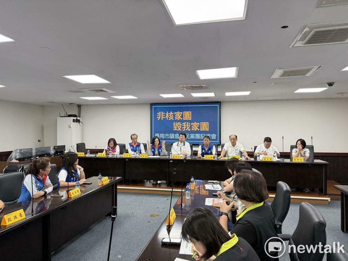 國民黨立委謝龍介率台南市議會國民黨團和年輕世代的議員參選人舉行記者會，他指出，天災造成農漁損4億7千多萬元，6700戶房屋毀損。民怨最大的是「全台灣種電第一名的北門、七股、下營等區，停電竟達100小時以上。」 圖：國民黨團提供