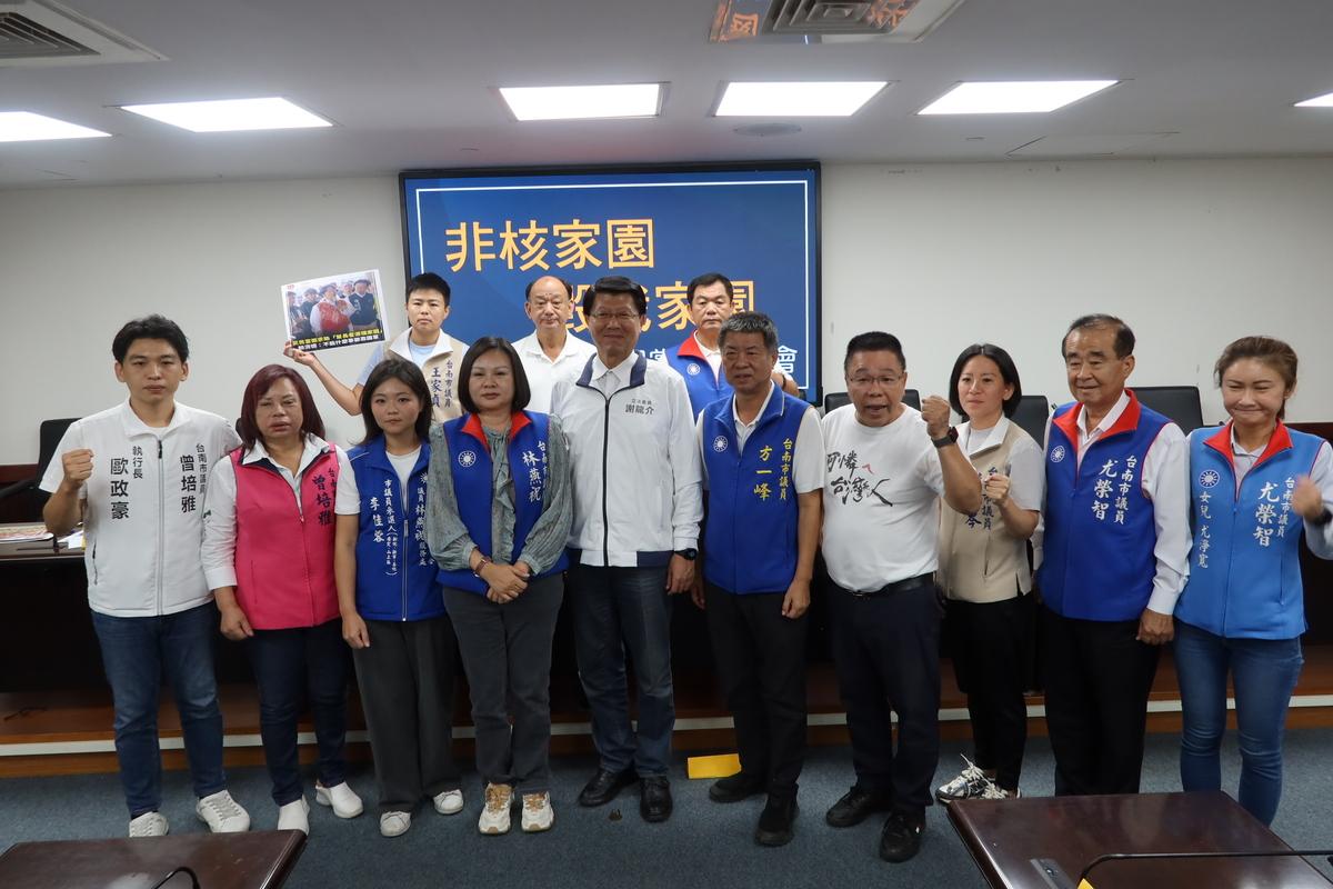 國民黨團怒轟，賴清德總統傲慢，既不讓國軍參與救災，擺爛讓災民救助無門，又不對外公開募款、招募志工，災後重建家園補助少的可憐只有5千到1、2萬元，國民黨團今天站出來，跟黨部共同捐200萬元，拋磚引玉，請社會各界有錢出錢有力出力，協助台南災民度過這百年一見的颱風浩劫。 圖：國民黨團提供