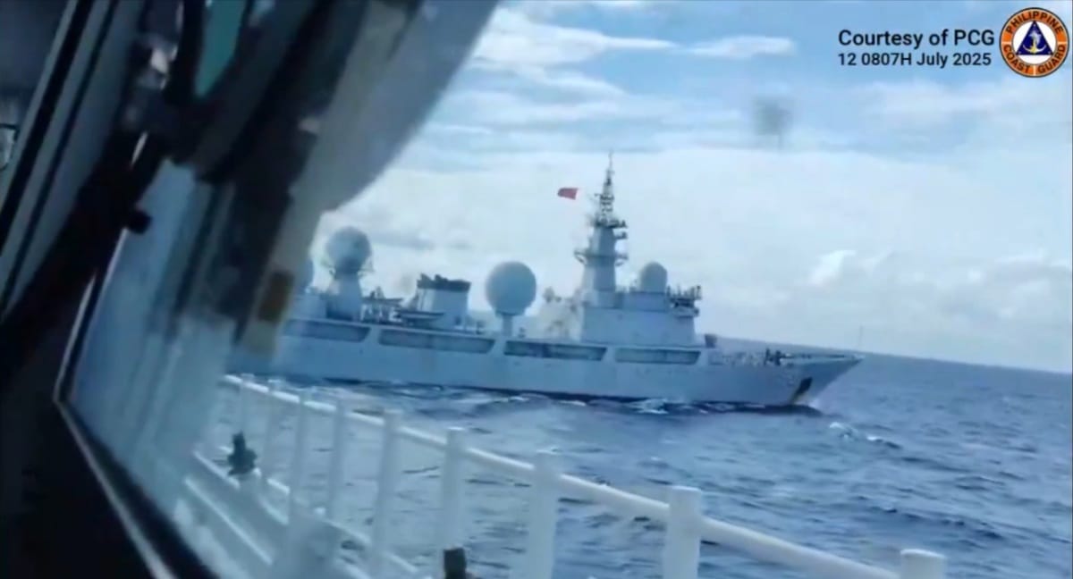 菲律賓海岸警衛隊宣稱12日在馬尼拉西部專屬經濟區內，成功攔截中國海軍電子偵察艦「天王星號（舷號793）」。 圖：翻攝 Philippine Coast Guard