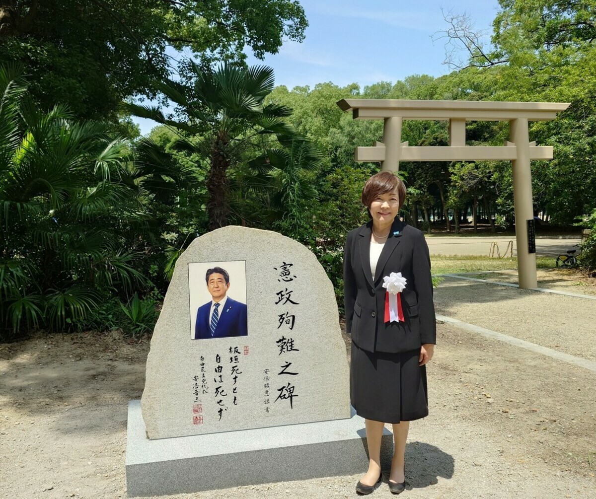 已故日本前首相安倍晉三位在大阪護國神社內的紀念碑12日晚間被發現遭人塗鴉。 圖 : 翻攝自安倍昭惠 X