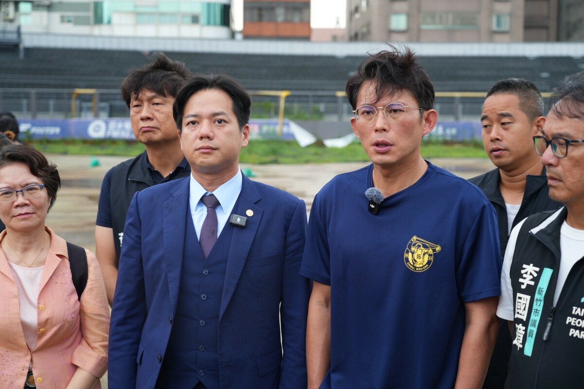民眾黨團總召黃國昌（前排右2）今與新竹市代理市長邱臣遠（前排左2）赴新竹市立棒球場考察。 圖：民眾黨 / 提供