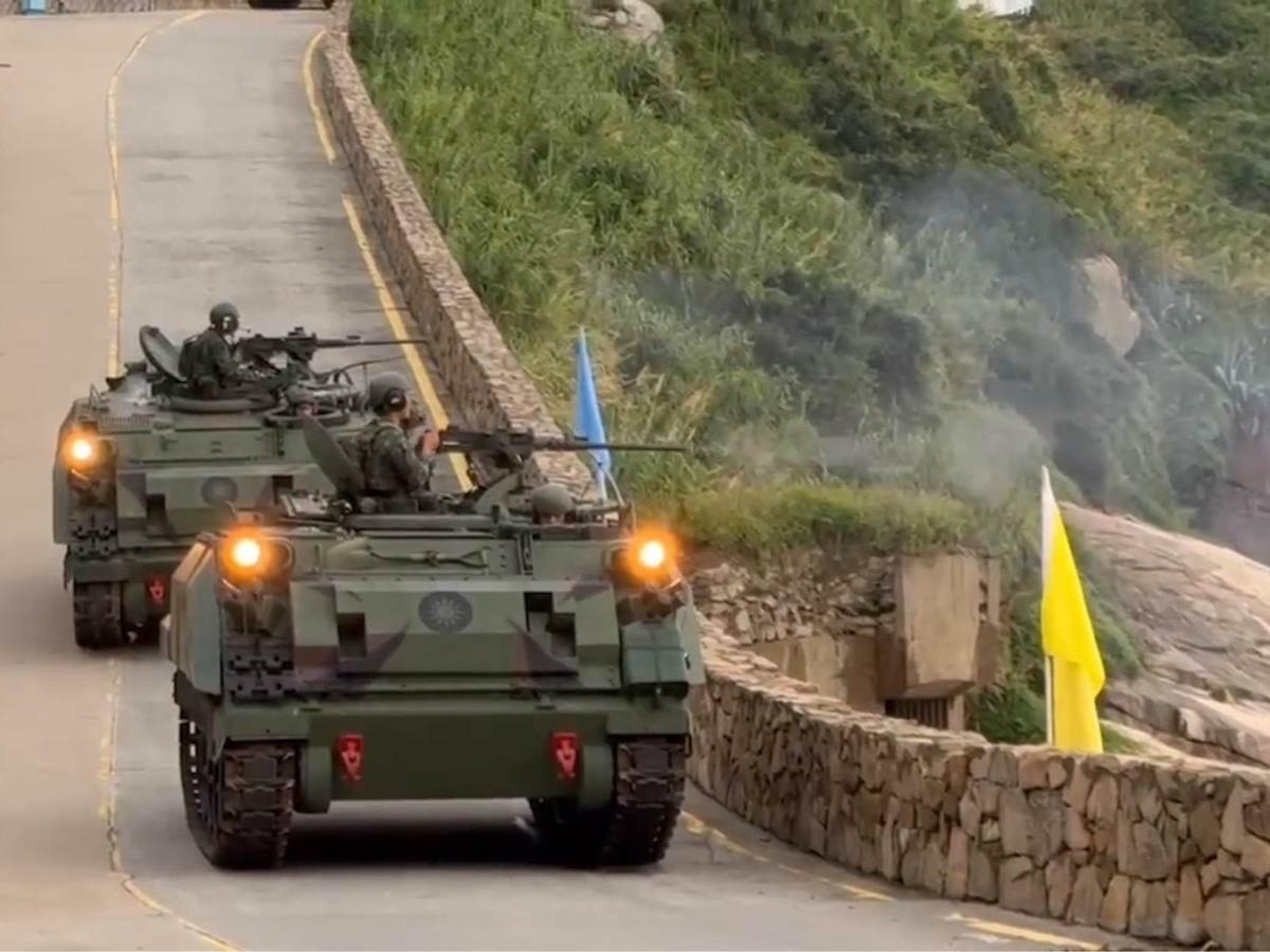 CM21裝甲運兵車實施行進間射擊。 圖：國防部提供