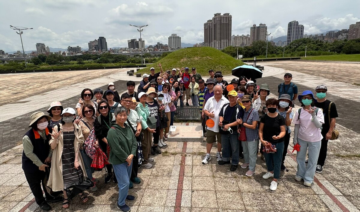人權體驗營與會者於馬場町刑場不義遺址標示牌前合影。 圖：國家人權博物館提供
