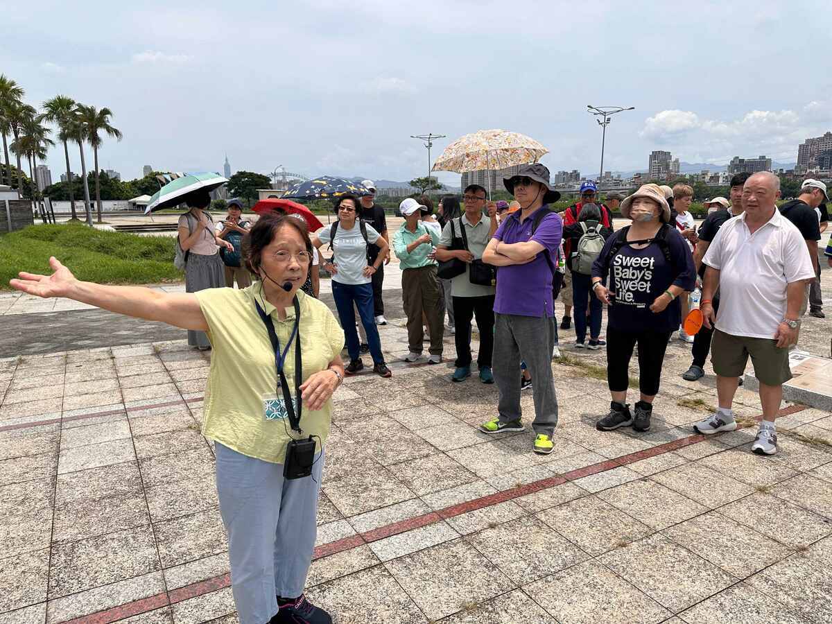人權館舉辦台語手語人權體驗營，邀請受難者家屬涂貴美（左）解說馬場町刑場不義遺址。 圖：國家人權博物館提供