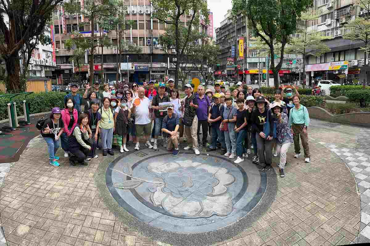 人權體驗營與會者於原東本願寺不義遺址前合影。 圖：國家人權博物館提供