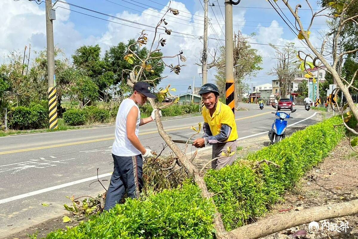 內政部昨宣布，14日起至17日分批調派剛從警大與警專畢業、正在成功嶺接受替代役訓練的役男，初步規畫1350人前往台南市、嘉義縣市與雲林縣，加速協助災後復原。 圖：取自內政部官方臉書
