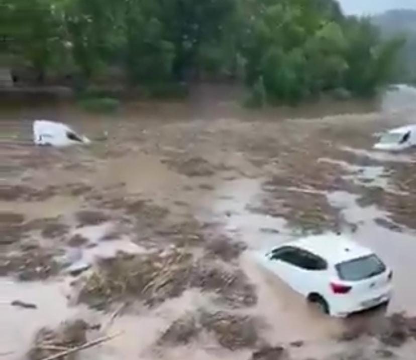 西班牙重災區加泰隆尼亞地區多地街道淹水成河，車輛被激流沖走。 圖：翻攝自 X