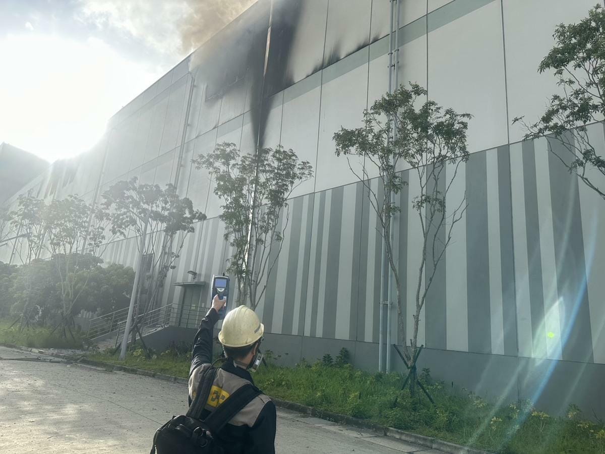 環保局空污小組現場偵測，五用氣體偵測器未檢出異常，但造成污染物逸散，依違反空污法裁罰10萬至500萬元，並予以勒令停工。 圖：高雄市環保局/提供