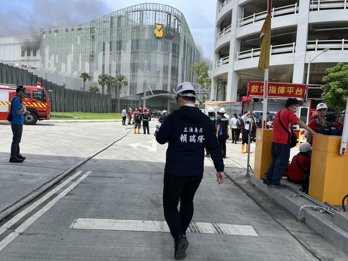 賴瑞隆(中)在火場外奔走。 圖：賴瑞隆辦公室/提供