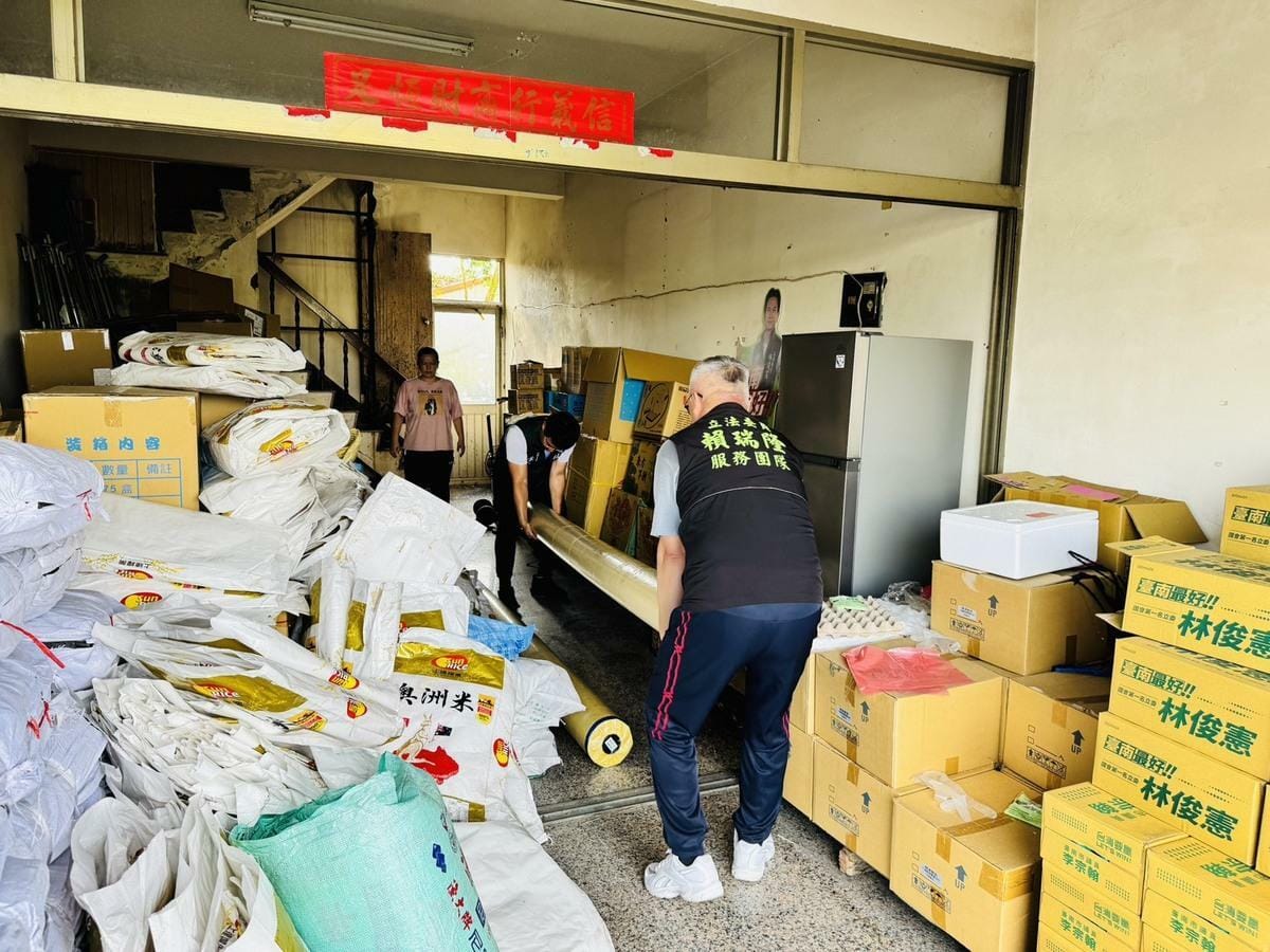 賴瑞隆募集集一批物資送抵台南協助災民盡速重建家園。 圖：賴瑞隆辦公室/提供