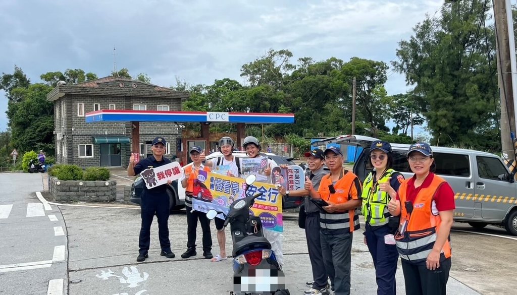 連江縣道安團隊為防制交通事故，維護民眾交通安全，持續強力取締無照駕駛與逾檢註銷車輛，並執行機動宣導。（連江縣道安團隊提供）中央社記者潘欣彤傳真　114年7月14日