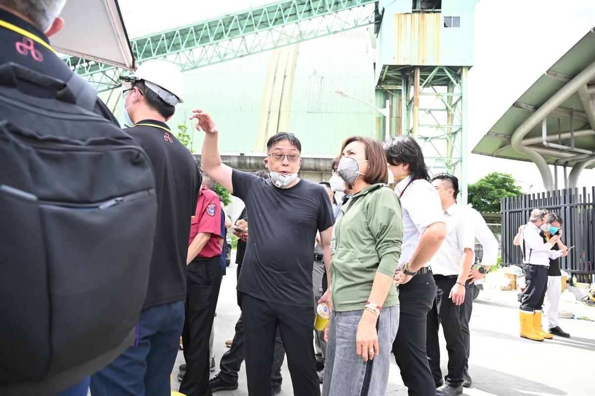 小港區發生超級電池工廠火警，邱議瑩赴現場掌握狀況。 圖：邱議瑩辦公室/提供