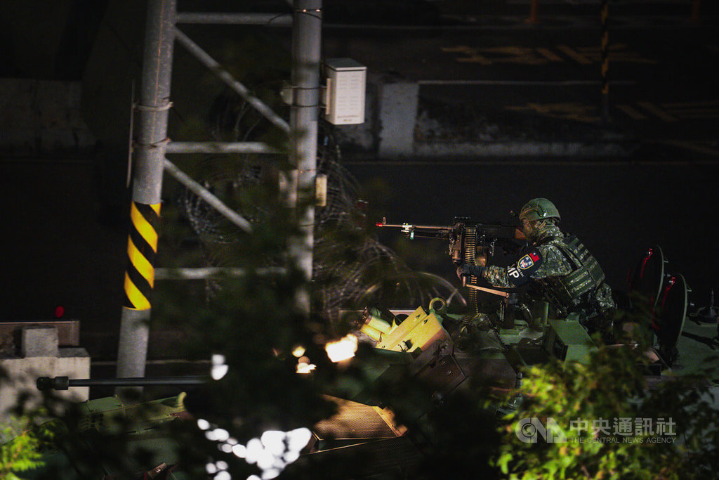漢光41號實兵操演15日進入第7天，為強化中樞安全，憲兵凌晨全線封鎖萬板大橋實施橋樑守備演練，圖為官兵於雲豹八輪甲車上持機槍警戒中。中央社記者游凱翔攝　114年7月15日 圖：中央社提供