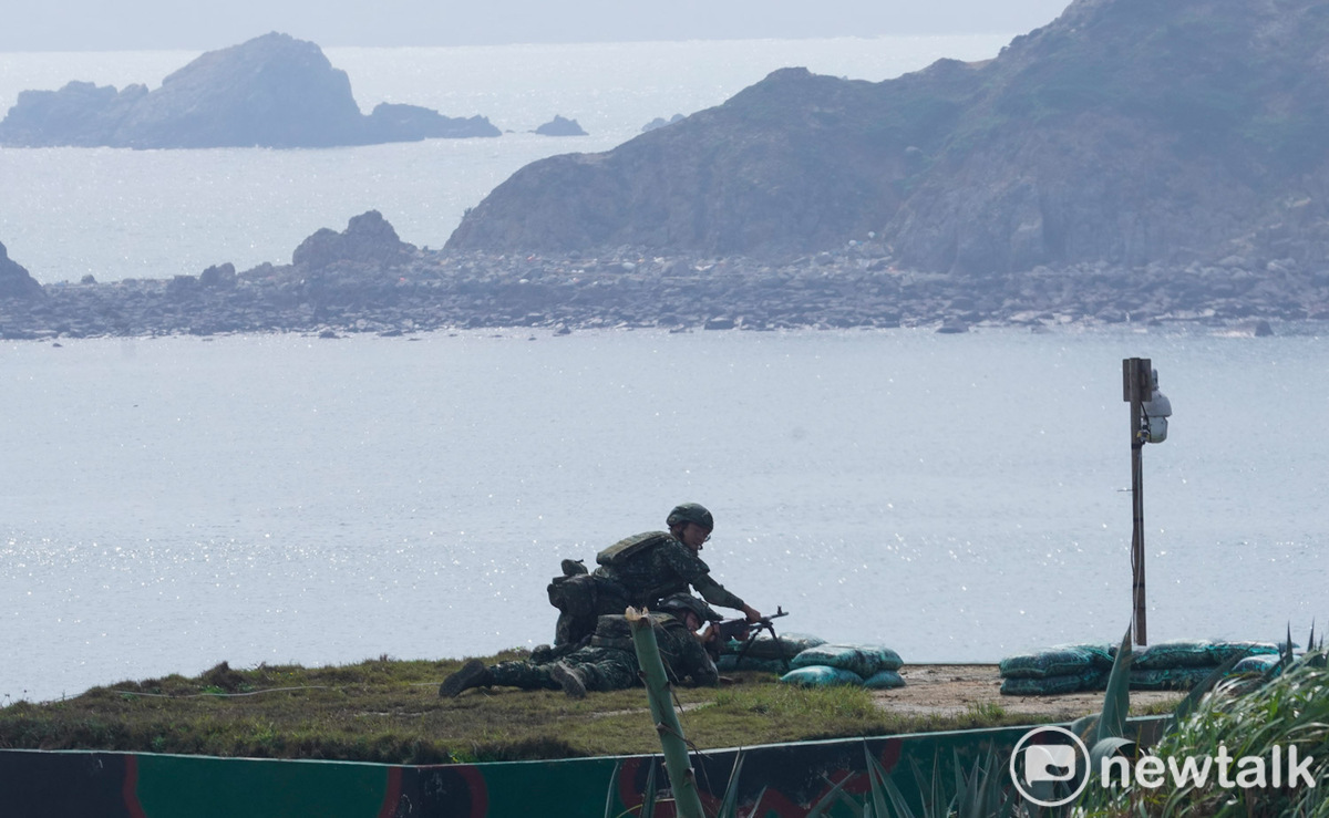 馬防部莒光守備大隊進行漢光41號演習火炮實彈射擊，東莒島上一些停用多年的哨所又重新啟用，也升上國旗，再現國軍官兵守護國土的決心。 圖：張良一/攝