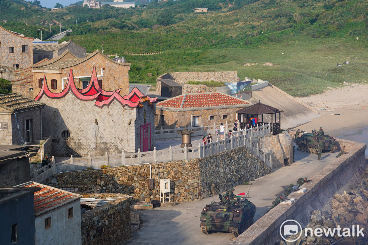現在正值旅遊旺季，一些遊客清晨就在福正村白馬尊王廟前廣場，近身直擊震撼的火炮實彈射擊。 圖：張良一/攝
