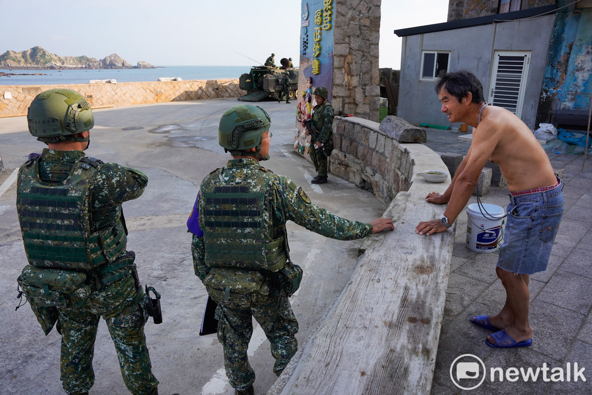 漢光41號馬防部莒光守備大隊火炮實彈射擊操演，就在福正村民鄭玉貴家前面的海灘進行，由於東莒駐軍與村民熟識，演習結束後，馬防部所屬的一位軍官與鄭玉貴在他家門前閒聊。 圖：張良一/攝