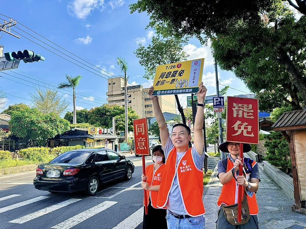 黃文益啟動挺罷免民主戰車，前往雲林與台中三參與宣講與舉牌行動。 圖：民進黨高雄市黨部/提供