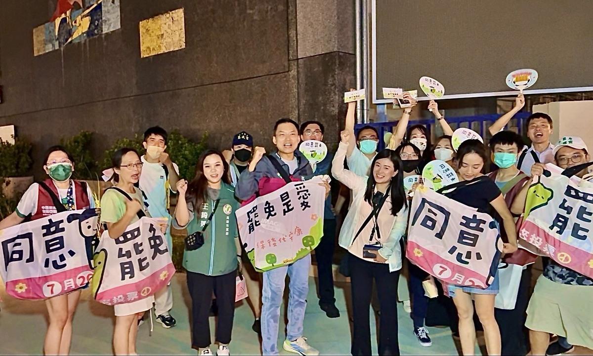 黃文益(前排中)在台中忠孝夜市參與罷免舉牌行動。 圖：民進黨高雄市黨部/提供