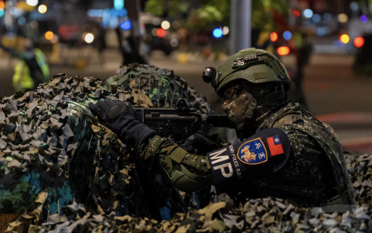 官兵於陣地內實施警戒。 圖：軍聞社提供