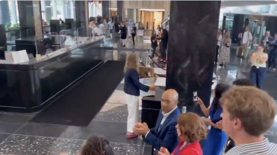 美國國務院於上週五開始大規模裁員，預計將開除超過 1,300 名員工。裁員當天，眾多員工與民眾聚集在國務院門口，列隊為被裁員工送行，現場有人淚流滿面、抱著紙箱離開，獲得同僚與示威者的掌聲支持。 圖：翻攝自 X 方舟子