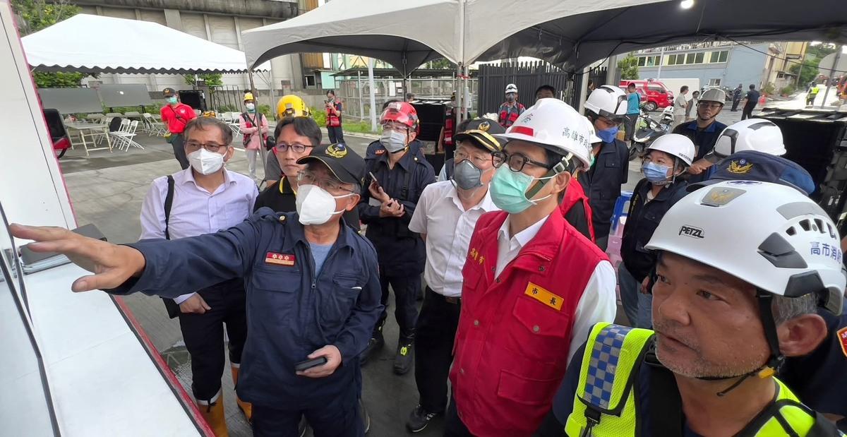 陳其邁(右二)在三元大火隔天再赴現場關切消防局救災進度。 圖：高雄市環保局/提供