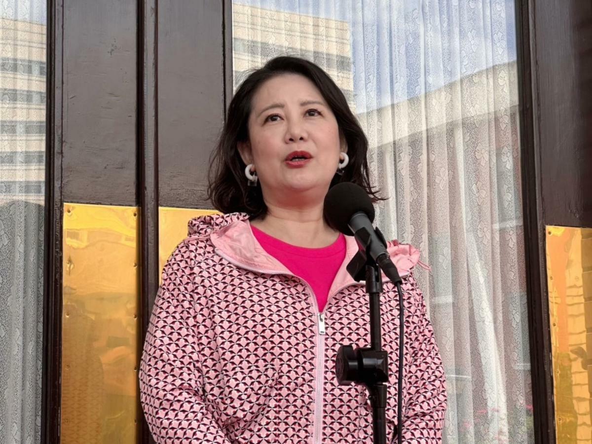 國民黨指控賴坤成遭控涉「期約賄選」，民進黨團幹事長吳思瑤挺，跟發雞排的祭品文一樣。 圖：金大鈞／攝