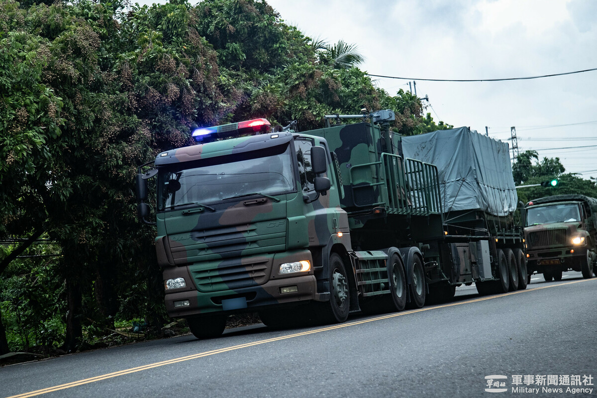 漢光41號演習，海鋒大隊官兵於傍晚時分接獲命令後，即在海軍陸戰隊戒護兵力戒護下進入陣地，完成機動飛彈車組放列部署，並架設偽裝網，發揮部隊立即應變能力，展現平時訓練成果與作戰效能。 圖：軍聞社提供