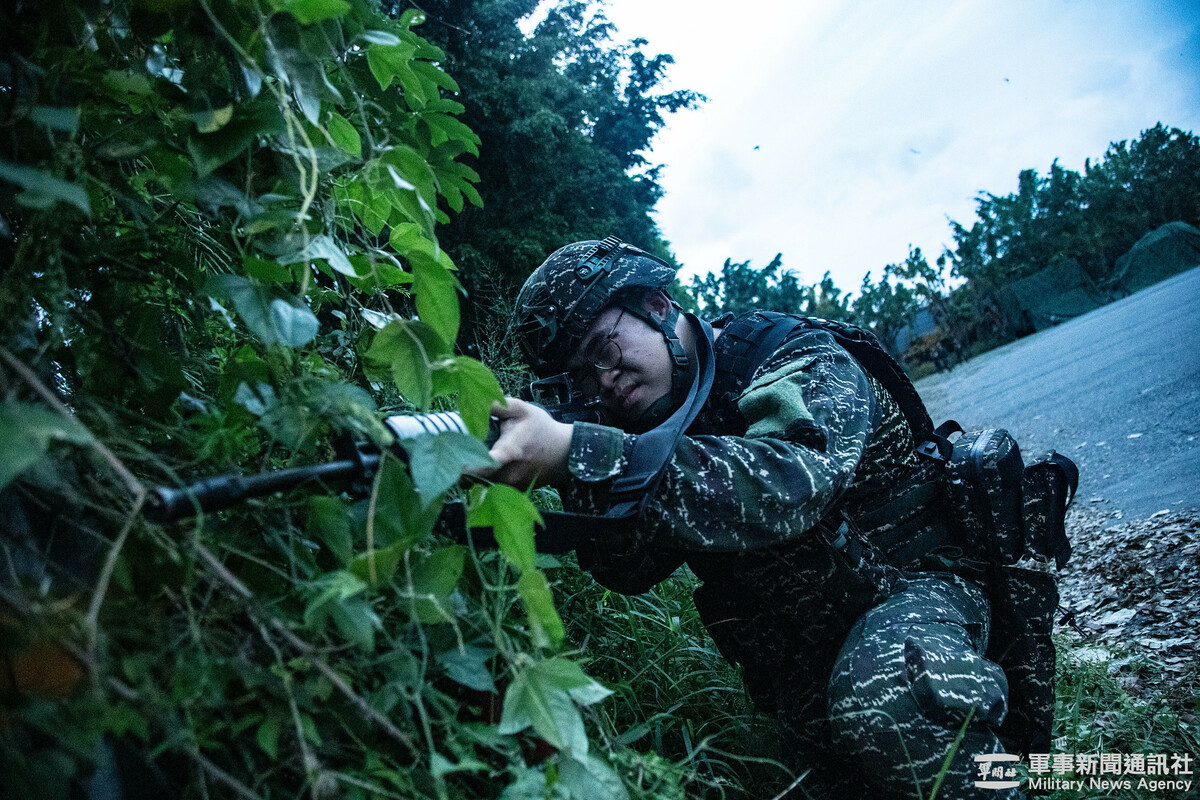 漢光41號演習，海鋒大隊官兵於傍晚時分接獲命令後於陣地周圍實施警戒。 圖：軍聞社提供