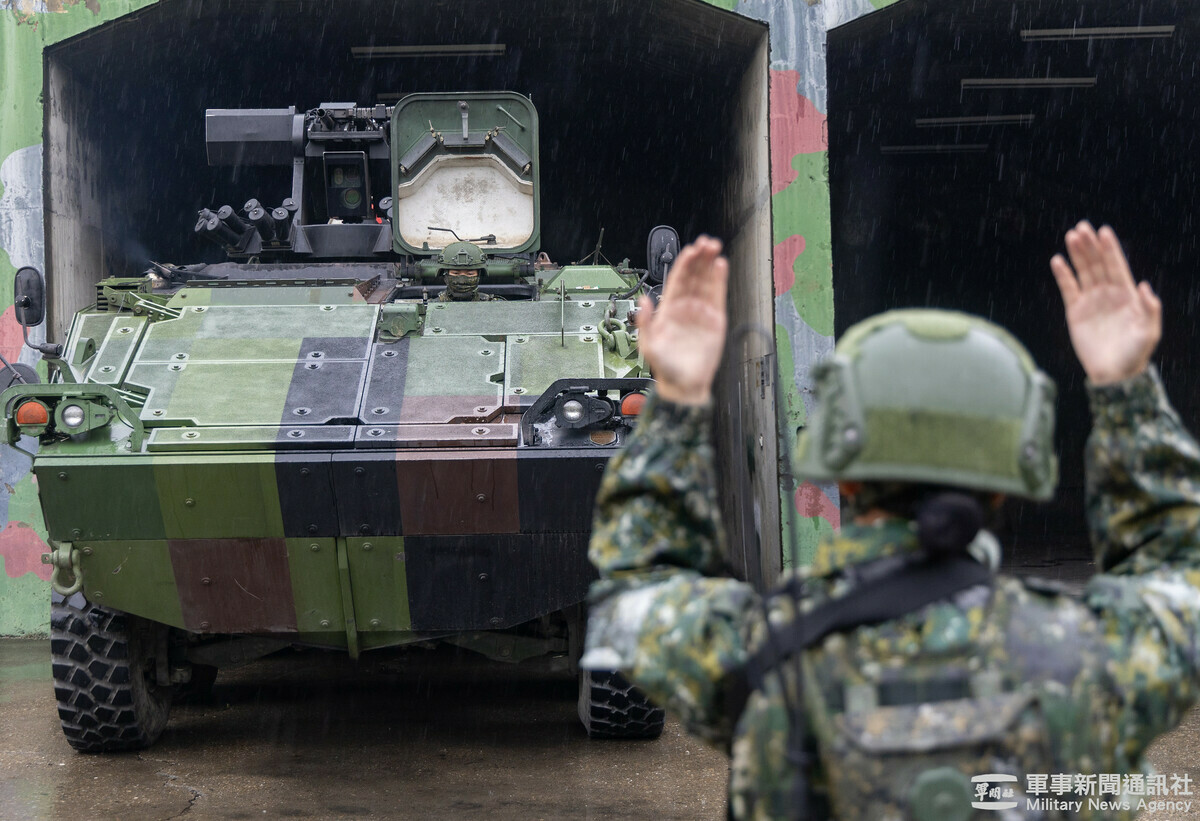 漢光41號演習，第五作戰區戰備部隊依戰備整備要領，實施CM33雲豹甲車檢整，官兵以熟稔的動作，迅速完成整備，待接獲命令後，能有效快速機動至戰術位置。 圖：軍聞社提供
