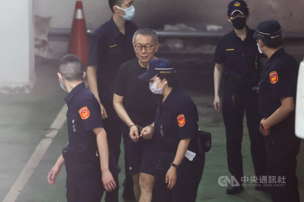台北地方法院審理京華城案、柯文哲政治獻金案，15日上午提訊在押的前台北市長柯文哲（前排中）。中央社記者裴禛攝　114年7月15日