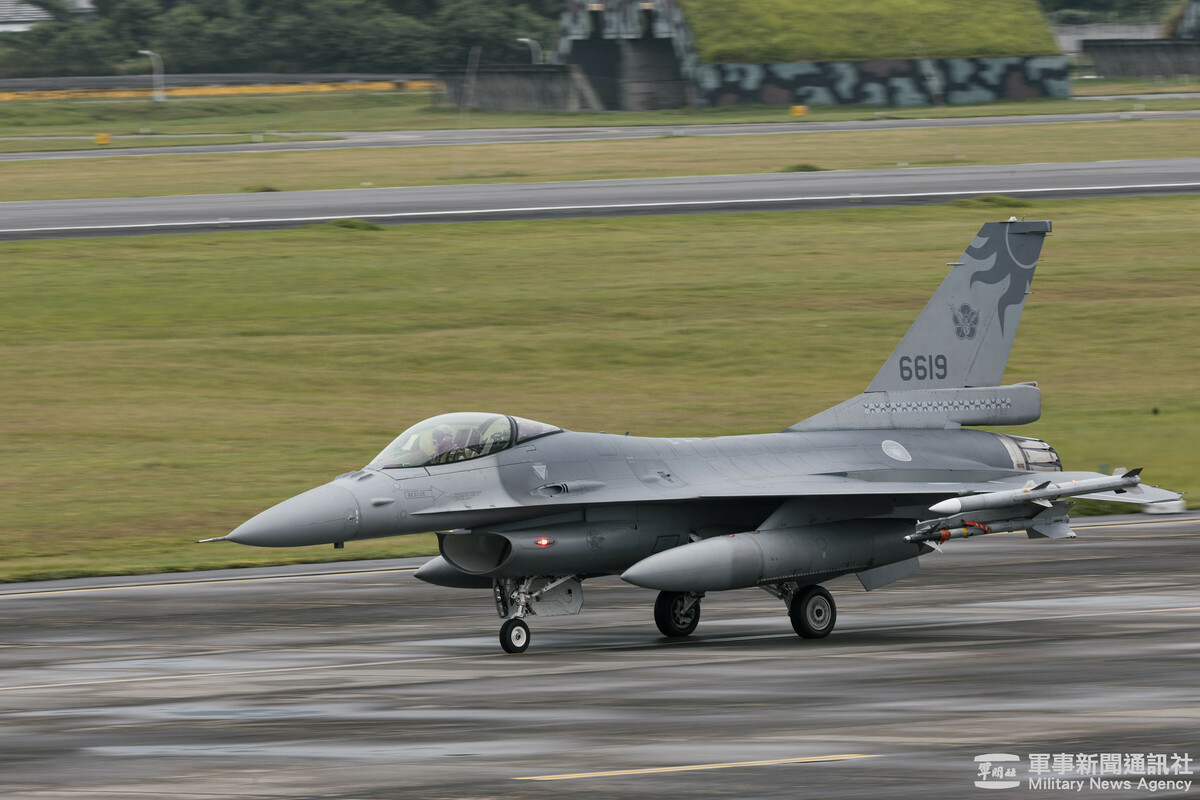 漢光41號演習實兵演練進入第二天，空軍各型戰機分別於各基地起飛，快速進行戰備轉場訓練，確保持續作戰效能。（圖中機型為F-16戰機滑行） 圖：軍聞社提供