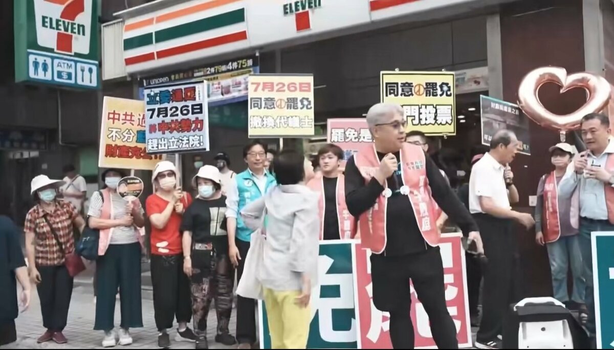 罷免國民黨桃園立委牛煦庭的「桃汰牛氓」領銜人陳曉煒14日遭婦人吐口水、辱罵下三濫等語。 圖：截自罷免牛煦庭臉書影片