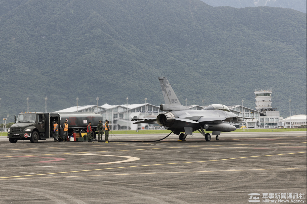 漢光41號演習，空軍第五聯隊7月11日於花蓮基地執行F-16戰機熱加油作業，空地勤人員在緊急狀況下配合進行油料補充，戰機隨即再次升空執行任務，展現空軍持續作戰能力。 圖：軍聞社提供