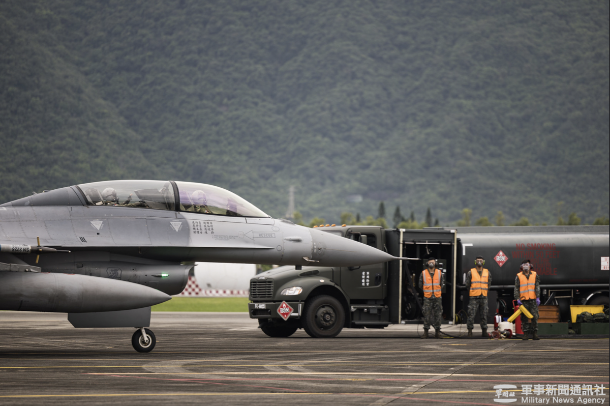 漢光41號演習F-16戰機滑行，準備執行熱加油作業。 圖：軍聞社提供