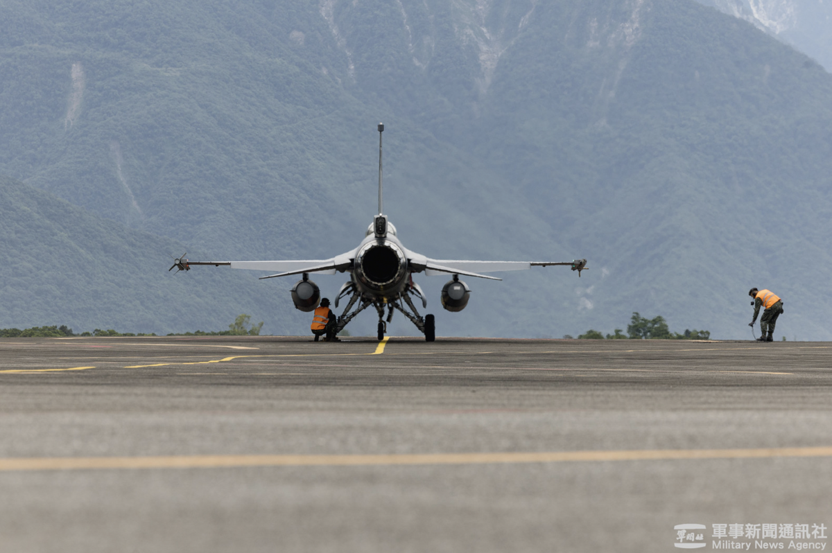 漢光41號演習F-16戰機完成加油後，機組人員進行系統檢查與確認。 圖：軍聞社提供