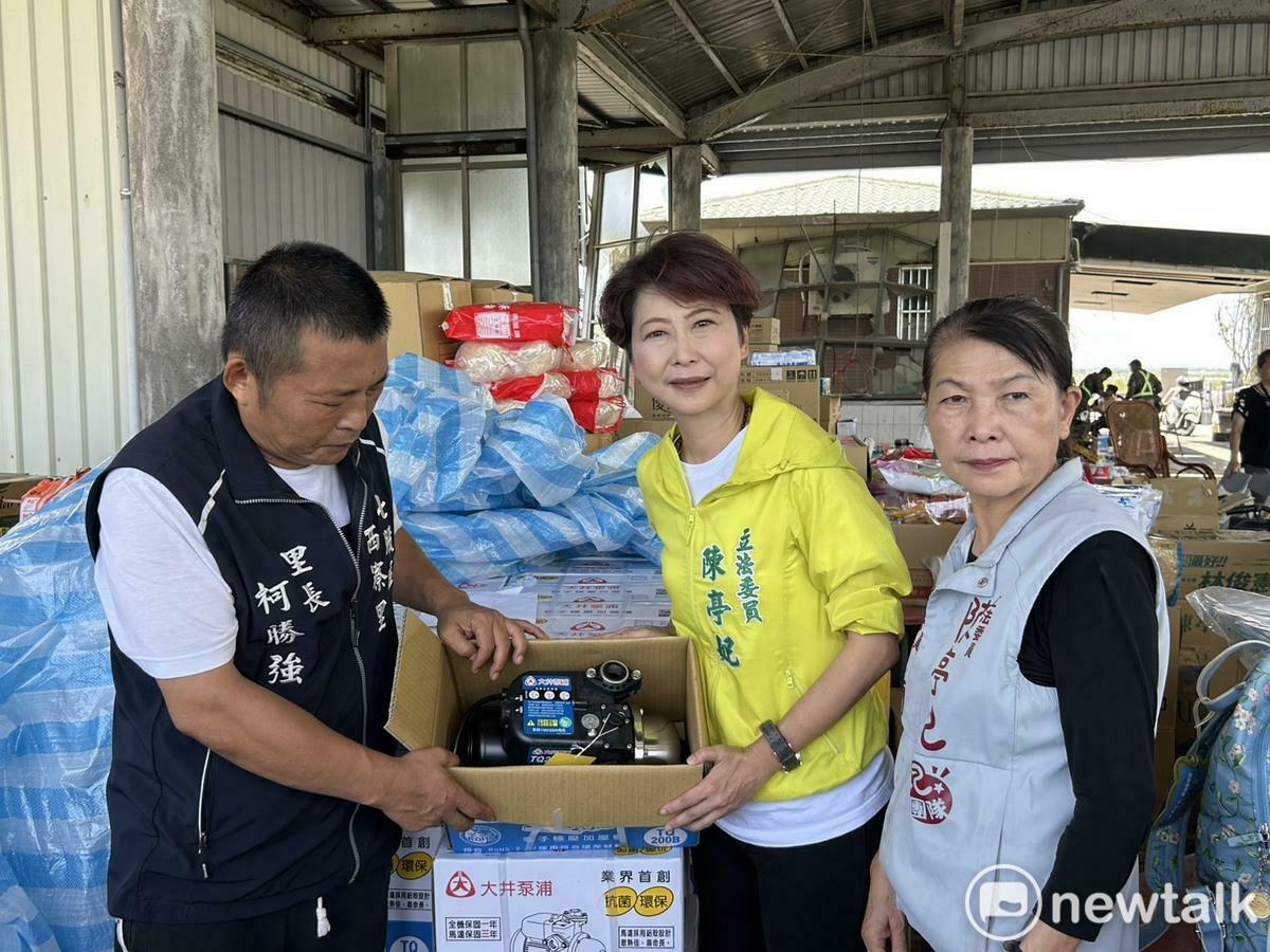 立法委員陳亭妃指出，七股田寮雖復水復電，但郭勝強里長反應因為颱風期間加壓馬達毀損，居民仍因水壓不足難以取水，清理家園、飲食清潔仍受阻。因此她也發文募集物資及水電志工，短短兩天內就安裝58顆馬達，以利民眾日常用水。 圖：陳亭妃服務處提供
