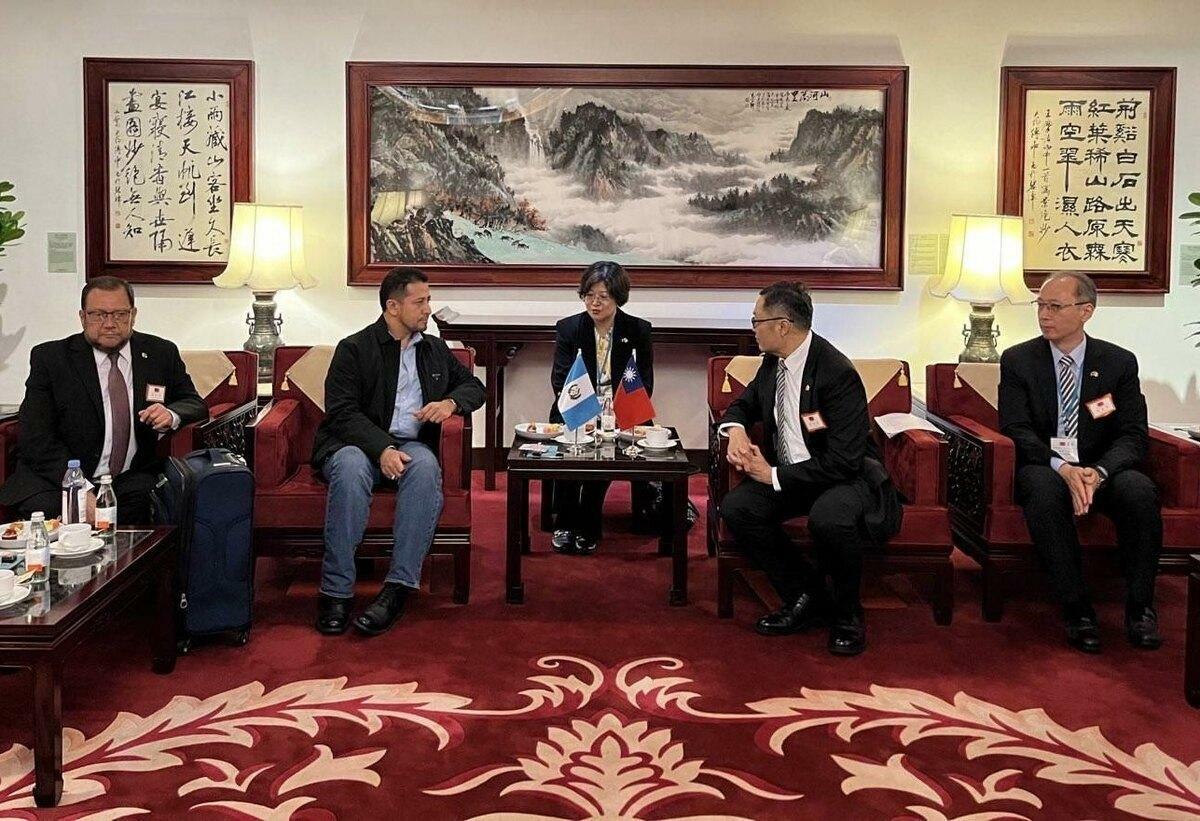 外交部政務次長陳明祺（右二）歡迎瓜地馬拉共和國議長羅慕斯（Nery_Abilio_Ramos_y_Ramos，左二）率團訪台。. 圖：外交部提供