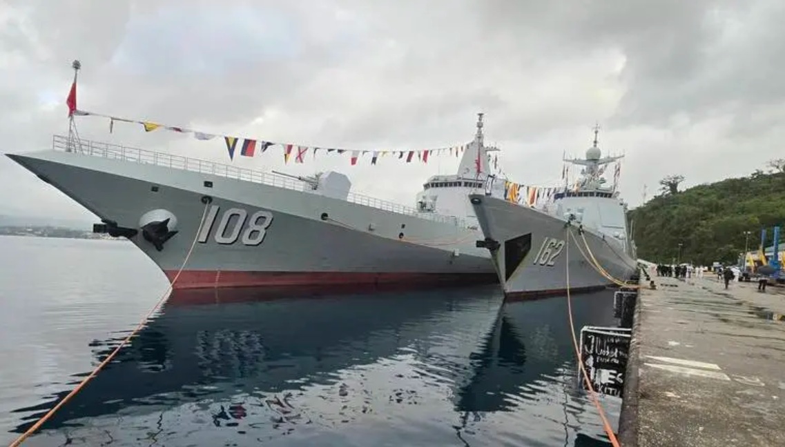 解放軍055型飛彈驅逐艦「咸陽號（舷號108）」與052D型「南寧號（舷號162）」2024年訪問南太平洋國家萬那杜。 圖：翻攝「Facebook」@VANUATU GOVERNMENT