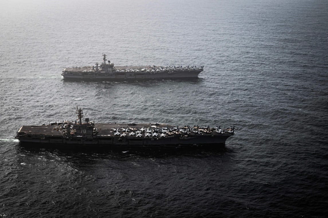 美國海軍在中東部署的2艘航空母艦，前為「卡爾文森號（USS Carl Vinson，CVN-70）」，後為「尼米茲號（USS Nimitz，CVN-68）」。 圖：翻攝US Navy