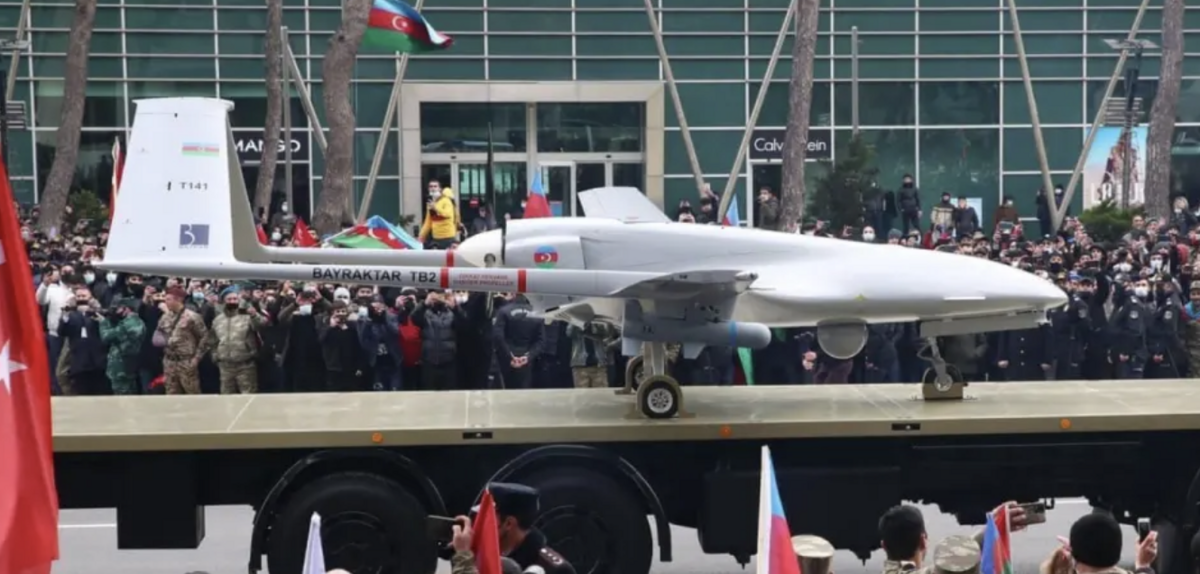 亞塞拜然近年積極擴充軍力，現役裝備包括 40 架 JF-17 戰鬥機、T-90 坦克、TB-2 無人機，以及以色列提供的「哈洛普」自殺式無人機與「羅拉」戰術彈道飛彈，讓其在高加索地區取得明顯軍事優勢。 圖：翻攝自 星球調研室