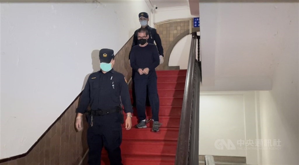 圖為法警戒護死囚黃春棋出庭。（中央社檔案照片）