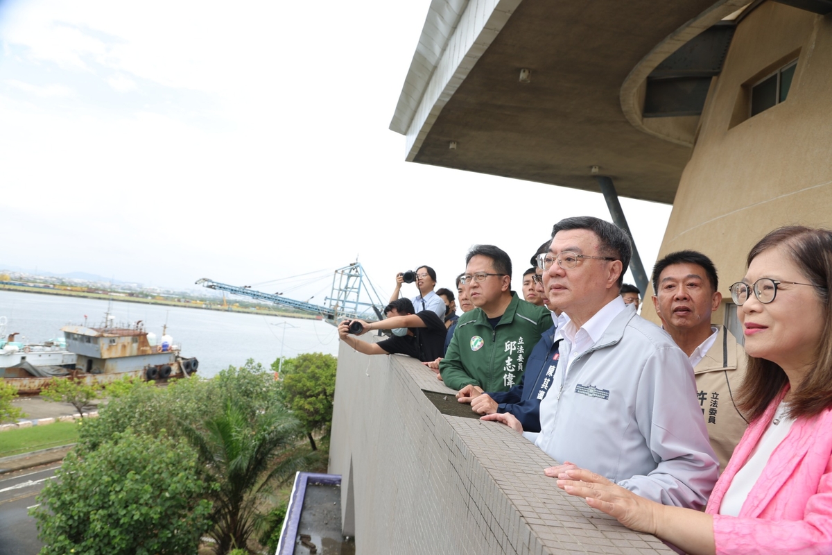 卓榮泰(右三)視察興達港海巡基地。 圖：行政院/提供