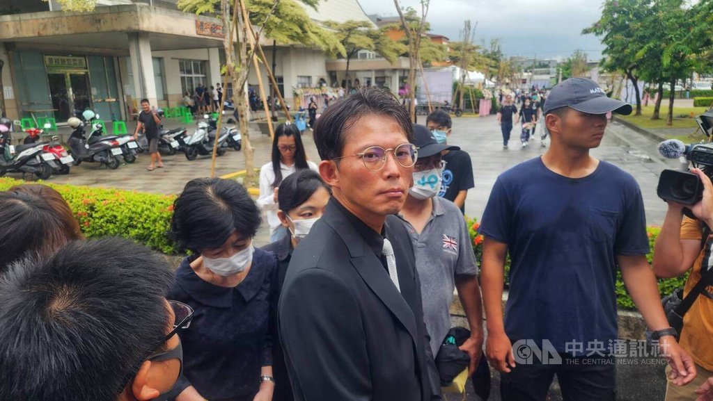 前台北市副市長彭振聲妻子在高雄住處墜樓身亡，15日在高雄市立殯儀館舉行公祭，民眾黨主席黃國昌（前中）在前台北市長柯文哲妻子陳佩琪（前左）陪同下到場弔唁。中央社記者洪學廣攝　114年7月15日
