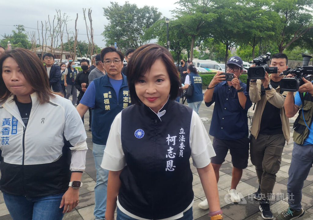 前台北市副市長彭振聲妻子在高雄住處墜樓身亡，15日在高雄市立殯儀館舉行公祭，國民黨立委柯志恩（前中）等到場致哀。中央社記者洪學廣攝　114年7月15日