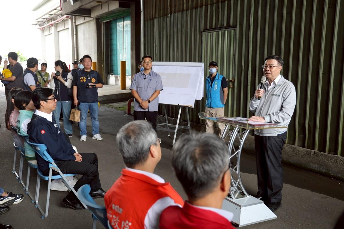 亍政院長卓榮泰今（15）天前往高雄市視察農業部農糧署仁武倉庫。 圖：行政院提供