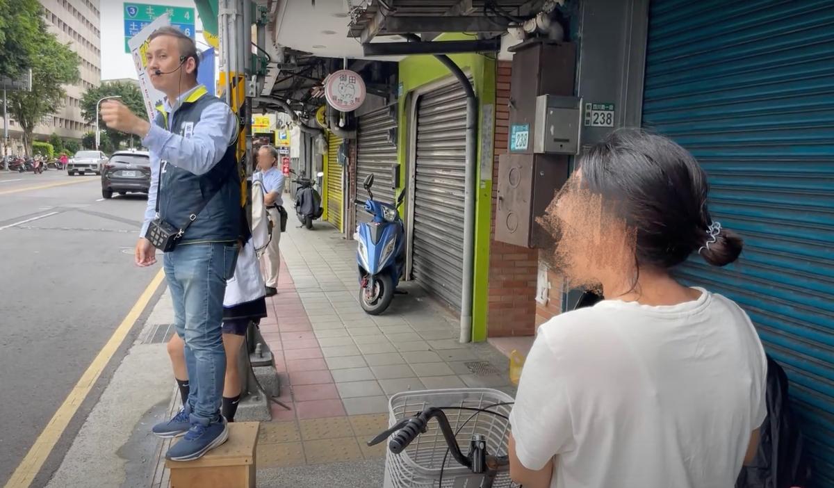 今（15）日葉元之站在街頭手持麥克風向路過民眾喊話，未料民眾接連嗆聲，高呼「大罷免大成功！」 圖：取自葉元之youtube頻道