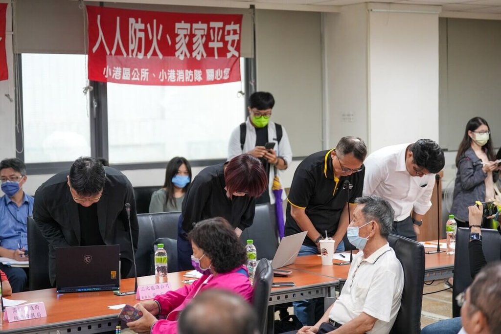 高雄市小港區三元能源科技電池廠14日發生火警，民進黨立委賴瑞隆15日召開檢討會議，三元能源團隊在會中鞠躬致歉。（賴瑞隆辦公室提供）中央社記者蔡孟妤傳真  114年7月15日